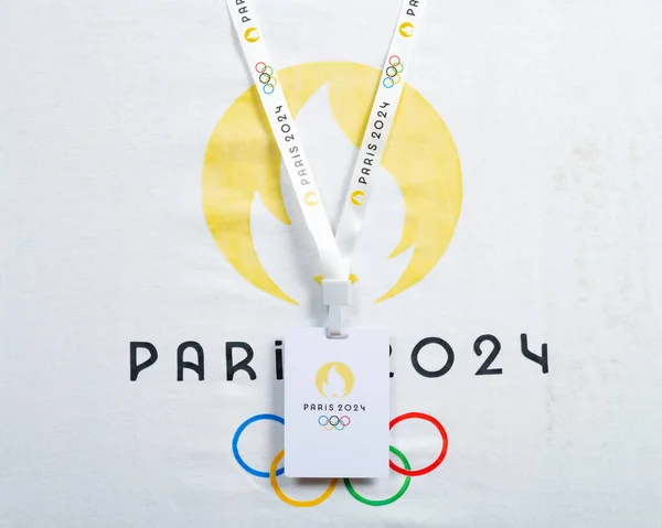 Zhongshan中国 9月25 2023 パリオリンピック2024 Tシャツとストラップ付きIcカード — ストック写真