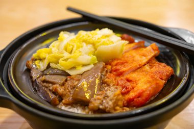 Çamurlu pilav, fırında tavuk, patlıcan ve sebzeli.