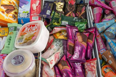 ZHONGSHAN GUANGDONG Çin - 19 Eylül 2029: farklı dondurmalar ve buzlu dondurmalar buzdolabında.