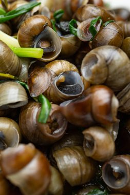 Üst görünüm ev yapımı salyangoz yemeği dikey bileşimde yakın çekim