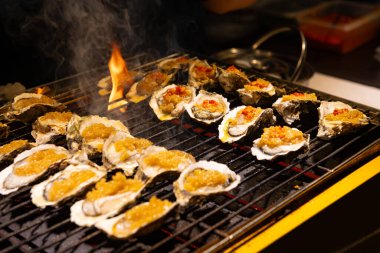 Yatay kompozisyonda sarımsak soslu mangal kömürü pişirmek.