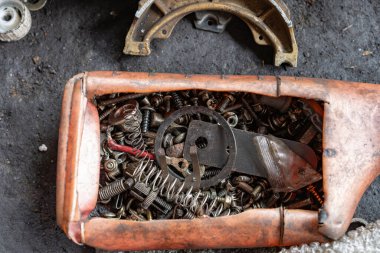 Bir kutuda yağlı ve kirli donanım araçları