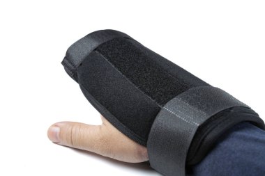 Beyaz arka planda parmak koruyucusu olan bir el.