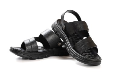 Beyaz arka planda siyah eğlence sandal çifti