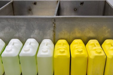 Yatay bileşimde kimyasal sıvıyı temizleme