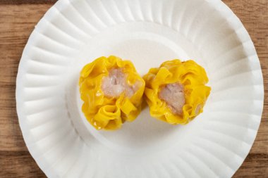 Üst görünüm yatay kompozisyonda kurutulmuş domuz eti köftesi.