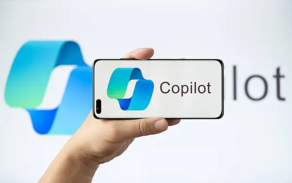 ZHONGSHAN Çin - 10 Ekim 2023: yatay kompozisyonda Copilot logosu olan bir el ele tutuşma.