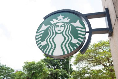 ZHONGSHAN GUANGDONG Çin - 21 Temmuz 2023: Starbucks kahve logosu.