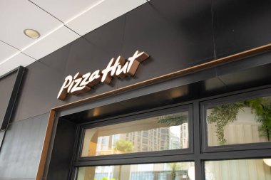 ZHONGSHAN GUANGDONG Çin - 21 Temmuz 2023: Bir alışveriş merkezinde Pizza Hut.