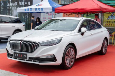 ZHONGSHAN GUANGDONG Çin - 10 Haziran 2022: beyaz bir Hong Qi H5 arabası.