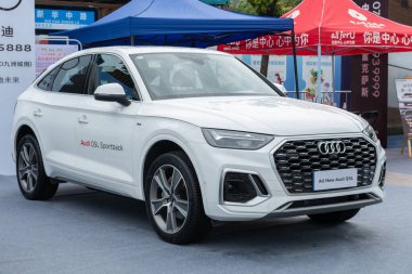 ZHONGSHAN GUANGDONG Çin - 10 Haziran 2022: beyaz bir Audi Q5L otomobil.