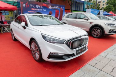 ZHONGSHAN GUANGDONG Çin - 10 Haziran 2022: beyaz bir Hong Qi arabası.
