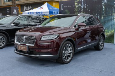 ZHONGSHAN GUANGDONG Çin - 10 Haziran 2022: bordo bir Lincoln arabası.