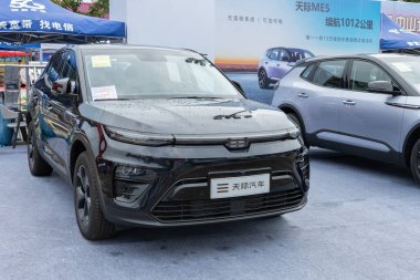 ZHONGSHAN GUANGDONG Çin - 10 Haziran 2022: siyah bir ENOVATE elektrikli araba.
