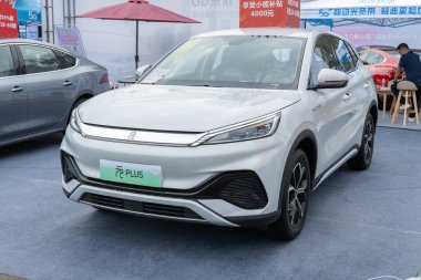 ZHONGSHAN GUANGDONG Çin - 10 Haziran 2022: açık gri bir BYD Yuan + elektrikli araba.