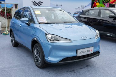 ZHONGSHAN GUANGDONG Çin - 10 Haziran 2022: mavi bir NETA V elektrikli araba.