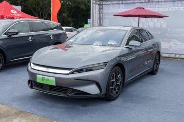 ZHONGSHAN GUANGDONG Çin - 10 Haziran 2022: gri bir BYD Han EV elektrikli araba.