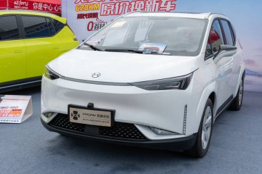 ZHONGSHAN GUANGDONG Çin - 10 Haziran 2022: beyaz bir HYCAN elektrikli araba.