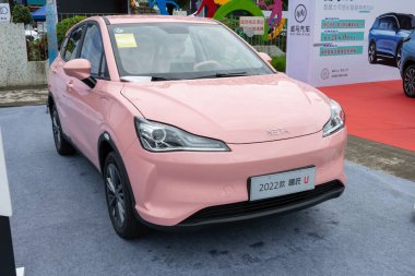 ZHONGSHAN GUANGDONG Çin - 10 Haziran 2022: pembe bir NETA U elektrikli araba.