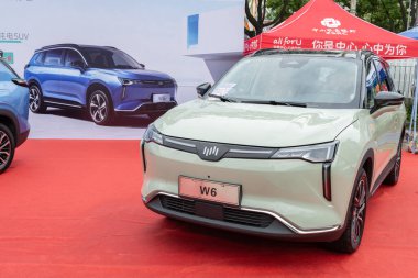 ZHONGSHAN GUANGDONG Çin - 10 Haziran 2022: açık yeşil bir Weltmeister W6 elektrikli araba.