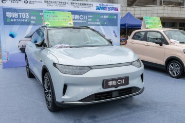 ZHONGSHAN GUANGDONG Çin - 10 Haziran 2022: açık gri renkli Leapmotor CII elektrikli araba.
