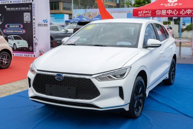 ZHONGSHAN GUANGDONG Çin - 10 Haziran 2022: beyaz bir BYD elektrikli araba.