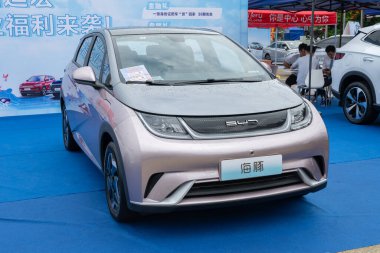 ZHONGSHAN GUANGDONG Çin - 10 Haziran 2022: Şampanya altını bir BYD yunus elektrikli otomobil.