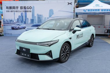 ZHONGSHAN GUANGDONG Çin - 10 Haziran 2022: açık yeşil Xiaopeng P5 elektrikli araba.