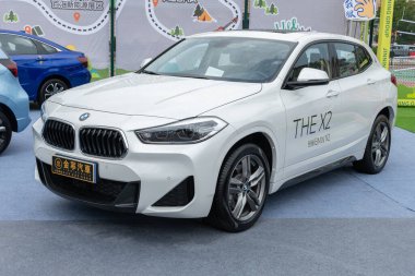 ZHONGSHAN GUANGDONG Çin - 10 Haziran 2022: beyaz bir BMW X2 araba.