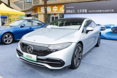 ZHONGSHAN GUANGDONG Çin - 10 Haziran 2022: açık gri bir Mercedes-Benz EQS arabası.