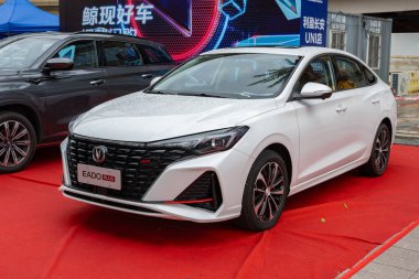 ZHONGSHAN GUANGDONG Çin - 10 Haziran 2022: açık gri bir Changan Otomobil EADO artı araba.