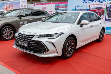 ZHONGSHAN GUANGDONG Çin - 10 Haziran 2022: beyaz bir Toyota otomobil.