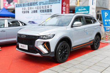 ZHONGSHAN GUANGDONG Çin - 10 Haziran 2022: gri Geely Cool X araba.