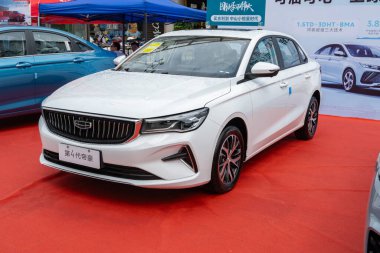 ZHONGSHAN GUANGDONG Çin - 10 Haziran 2022: beyaz bir Geely Emgrand araba.