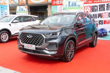 ZHONGSHAN GUANGDONG Çin - 10 Haziran 2022: siyah bir Chery Tiggo 8 arabası.