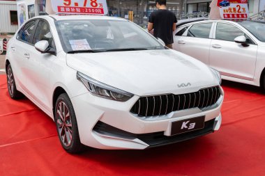 ZHONGSHAN GUANGDONG Çin - 10 Haziran 2022: beyaz bir KIA K3 arabası.