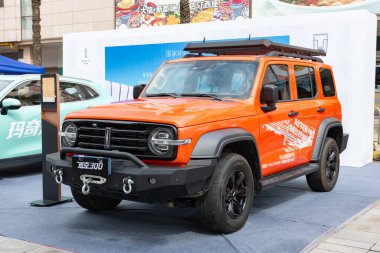 ZHONGSHAN GUANGDONG Çin - 10 Haziran 2022: Turuncu bir Wey Tankı 300 otomobil.