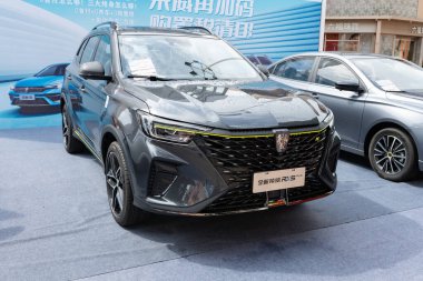 ZHONGSHAN GUANGDONG Çin - 10 Haziran 2022: siyah bir Roewe RX 5 artı araba.