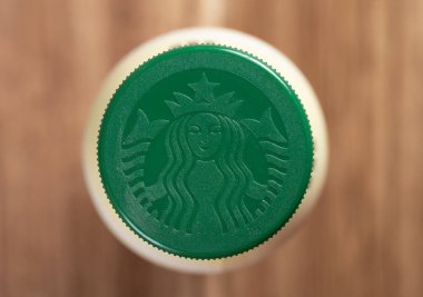 ZHONGSHAN Çin - 19 Ekim 2023: Starbucks şişe kapağı yatay kompozisyonda bir masada içecek.