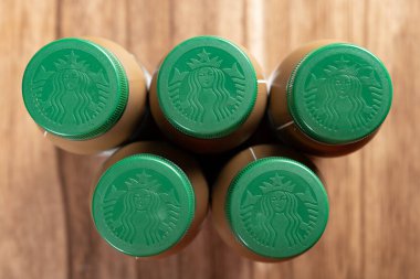 ZHONGSHAN Çin - 19 Ekim 2023: 5 şişe Starbucks yatay kompozisyonda bir masada içiyor.