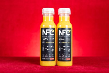 ZHONGSHAN Çin - 20 Şubat 2023: NFC şişeleri% 100 portakal suyu yatay bileşimi.