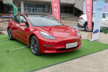 ZHONGSHAN GUANGDONG Çin - 10 Haziran 2022: kırmızı bir Tesla elektrikli otomobil.
