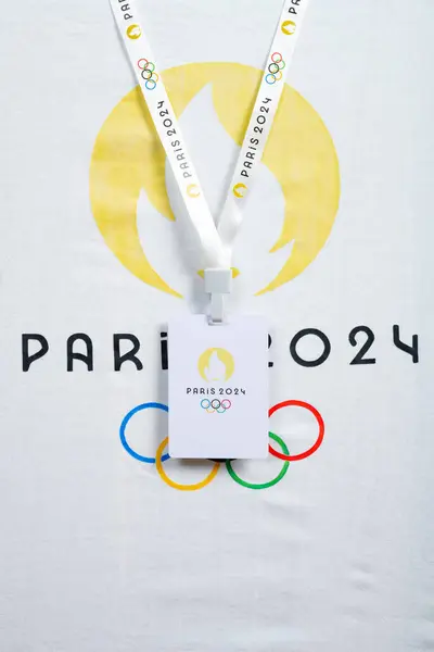 Zhongshan中国 9月25 2023 パリオリンピック2024 TシャツとIcカード垂直構成でストラップ — ストック写真