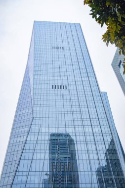 Bulutlu bir günde dikey kompozisyonda ticari bir bina