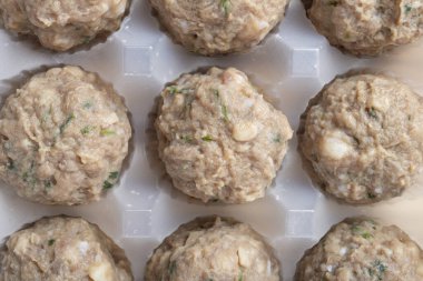 Üst görünüm ham sığır köfteleri kapanıyor