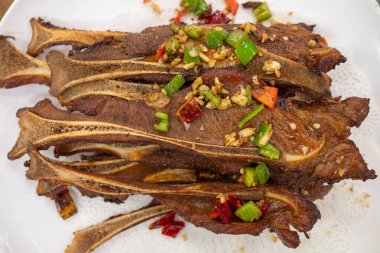 Üst manzara kızarmış domuz pirzolası.