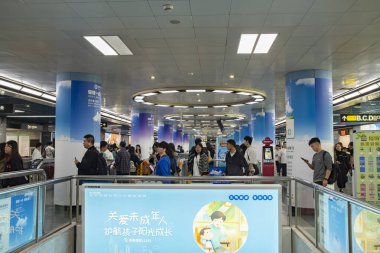 GuangZhou GuangDong Çin - 21 Ekim 2023 GuangZhou metro istasyonunda bir sürü insan var..