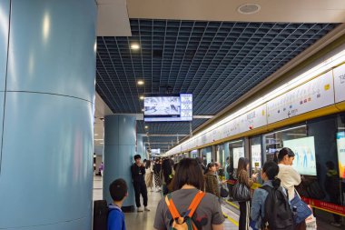 GuangZhou GuangDong Çin - 21 Ekim 2023 GuangZhou metro istasyonunda bir sürü insan var..