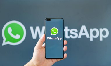 ZHONGSHAN Çin-6 Temmuz 2023: yatay kompozisyonda Whatsapp logosu olan bir el ele tutuşma.