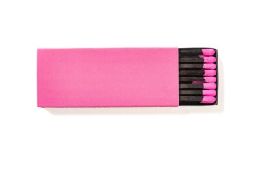 Beyaz arkaplanda pembe kibrit kutusu